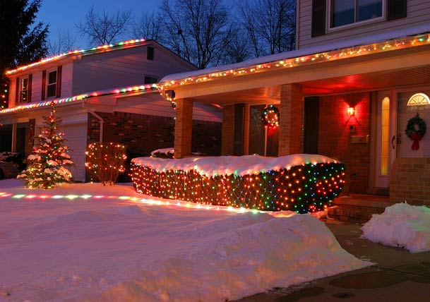 How to Stay Safe When Decorating Your Home with Holiday Lights